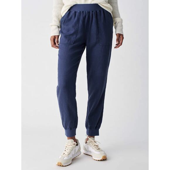 Faherty Arlie Day Pant in Navy - Picture 1 of 6